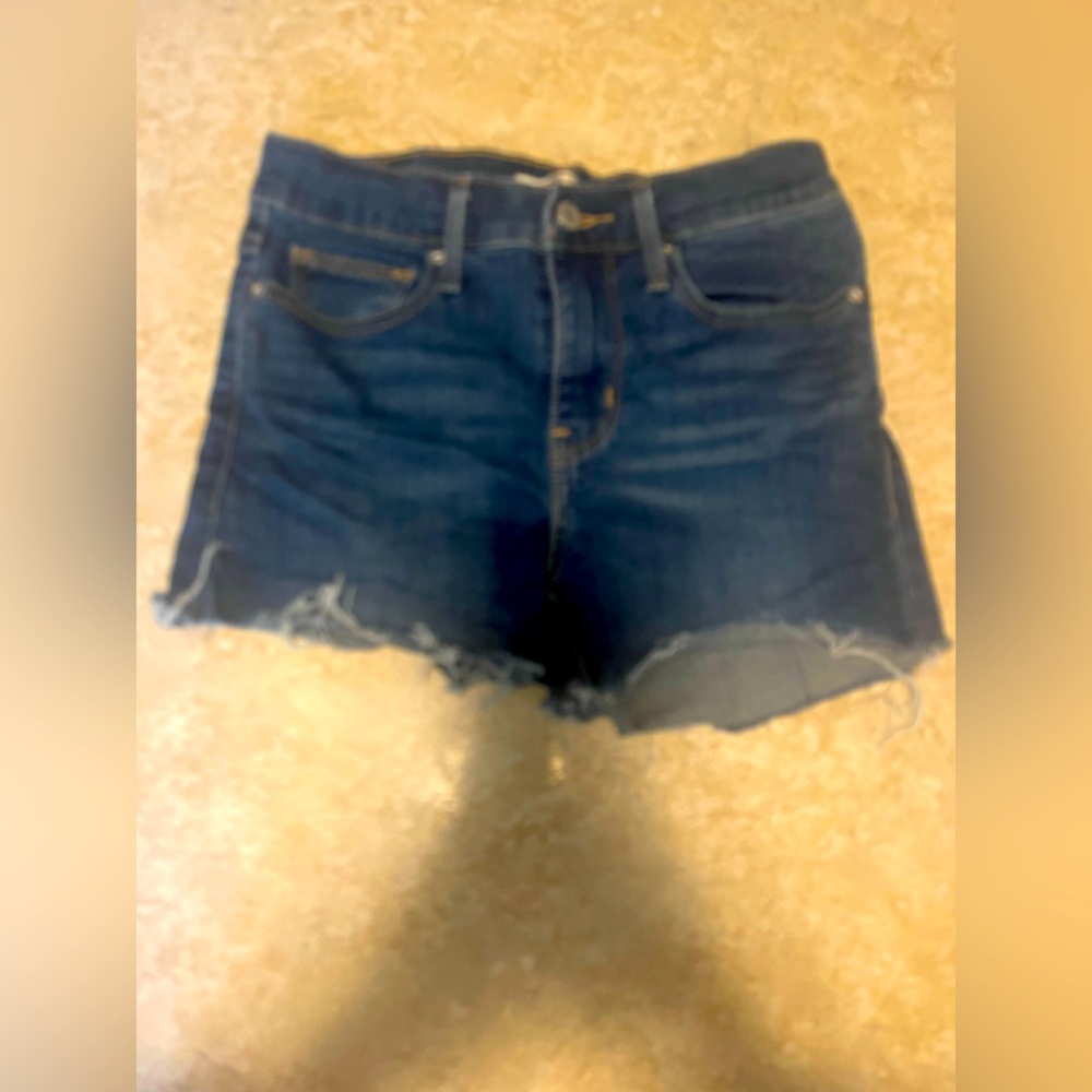 Mid wash Levi’s shorts